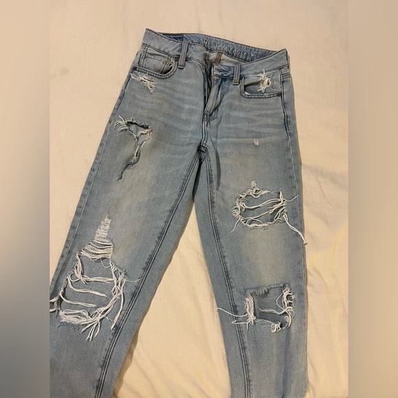 American Eagle Hi-Rise Tomgirl distressed light washed jean - Picture 2 of 6